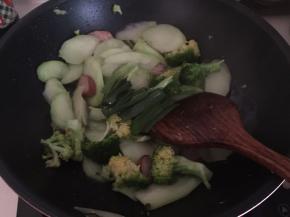 起锅时放入蒜叶、盐、鸡粉翻炒均匀即可