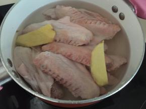鸭翅洗净后放入锅里加适量清水和两片姜片焯去血水