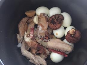 然后将将所有材料放入电压力锅里（我煮了鸡蛋也一起去卤，因为我们都喜欢吃卤蛋）