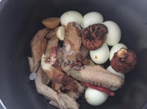 然后将将所有材料放入电压力锅里（我煮了鸡蛋也一起去卤，因为我们都喜欢吃卤蛋）