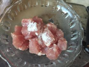 猪肉切成小块加入盐拌均