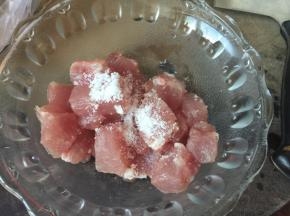 猪肉切成小块加入盐拌均