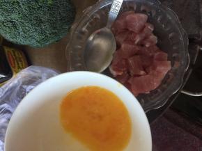 分3次少量加入鸡蛋液拌均