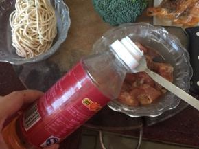 猪肉入锅前加入少许油拌均