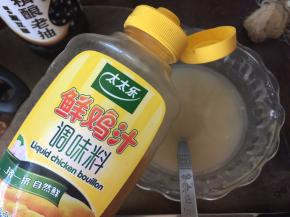 刚才腌制猪肉的碗加入开水滴入太太乐鸡汁调制成汤汁