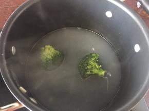 然后放入西兰花焯熟，锅里要加入盐和油一起焯