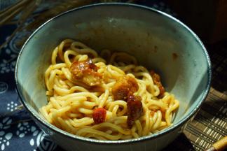 吃了一半拍个照，面条与辣肉汁拌均更美味