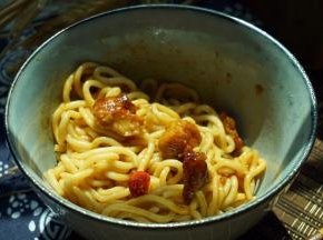 吃了一半拍个照，面条与辣肉汁拌均更美味