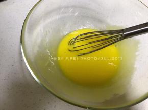 加入油之后，就把蛋黄和油混合均匀，一般大神们要求需要搅打至发白。我经常偷懒，只是混合到均匀的乳化状态就随便它了。你们可以照着大神的步骤来。