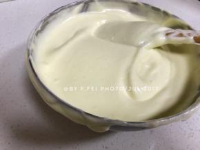 将蛋白分三次加入蛋黄糊中，用切拌和翻拌对我手法将蛋白蛋黄糊切拌均匀。直至全部混合完毕，蛋糕糊细腻有光泽。