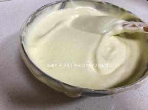 将蛋白分三次加入蛋黄糊中，用切拌和翻拌对我手法将蛋白蛋黄糊切拌均匀。直至全部混合完毕，蛋糕糊细腻有光泽。