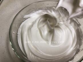 第三次加入白糖的时间是在蛋白打至湿性发泡。上图已经打至完全硬性发泡阶段。提起打蛋头分别是直立的小尖角。