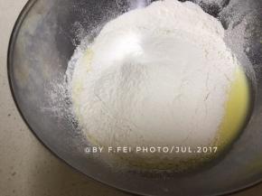 低粉过筛后加入奶油奶酪蛋黄糊里。