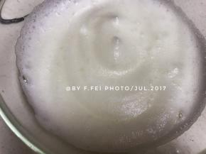 第二次加入白糖的状态，蛋白打至细泡。