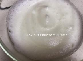 第二次加入白糖的状态，蛋白打至细泡。