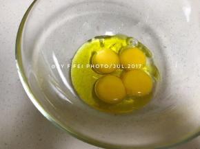 鸡蛋分蛋白和蛋黄，蛋黄里加入油。这个步骤里，如果你喜甜可以加入10-20克糖。我们家喜淡，所以这一步的糖，我省略了。