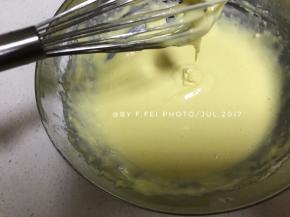 混合搅拌均匀，不要过分的搅打，加了面粉搅打太过会出筋。所以只要混合均匀就好了，别过。