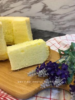 将蛋糕糊倒入模具中，震模。烤箱170度35-40分钟左右。我是中空模，如果是圆模，请大家自己适当降低温度。出炉后震模，并倒扣。彻底放凉后脱模即可。