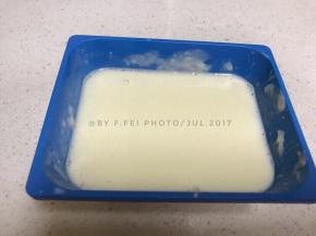 奶油奶酪通过微波炉加热或者其他方法加热至软化完全，加入有些微热的牛奶混合均匀，千万别用冷牛奶，奶油奶酪会不容易和牛奶混合。会有结块。