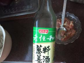 加入葱姜料酒拌均