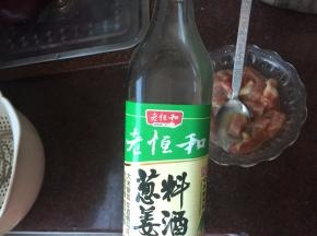 加入葱姜料酒拌均