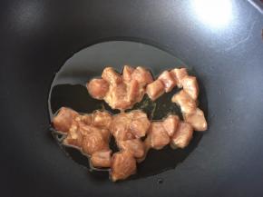 锅里热油后倒入猪肉炸至表面金黄