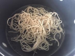 锅里烧开水后放入自制面条烫熟