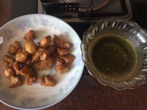 捞起，倒出多余的油