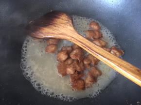 将猪肉放入锅中加入汤汁翻炒