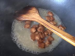 将猪肉放入锅中加入汤汁翻炒