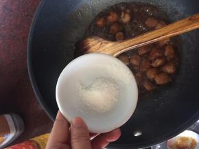 加入白砂糖翻炒