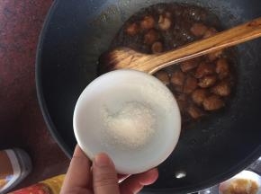 加入白砂糖翻炒