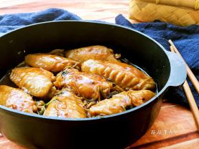 将金针菇放入容器底部，放上鸡翅。