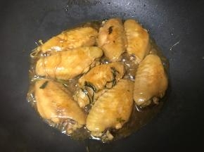 再加一小勺水焖1分钟。