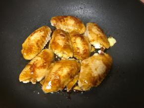 小火翻面再煎一会儿。