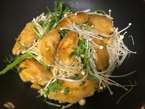 将洗净的金针菇放入锅底（我还放了些茼蒿），然后再放上鸡翅。