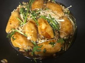 盖盖儿，小火焖至金针菇和茼蒿熟烂。