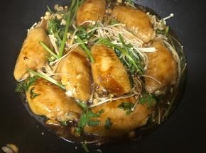 盖盖儿，小火焖至金针菇和茼蒿熟烂。