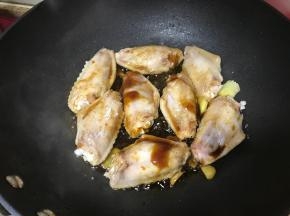 锅烧热倒入适量的油，将洗净的鸡翅皮朝下放置，倒入所有的调料。