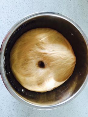 除黄油以外所有食材放入面包机，先放液体，最后放酵母，开启和面功能，十分钟后加入黄油粒再揉二十分钟，发酵到原来的2～2.5倍大