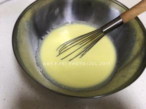 将已经混合均匀的奶油奶酪牛奶液和蛋黄油混合搅拌均匀。这一步骤如果有颗粒，可以过筛一下。