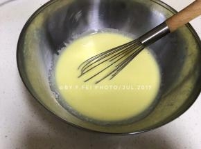 将已经混合均匀的奶油奶酪牛奶液和蛋黄油混合搅拌均匀。这一步骤如果有颗粒，可以过筛一下。