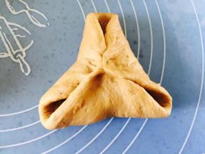 像包糖三角样，把中间三等分，捏紧