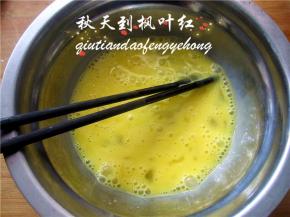 将鸡蛋打入容器内。