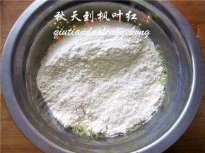 加入面粉和盐。