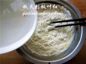 少量多次加入水搅拌。