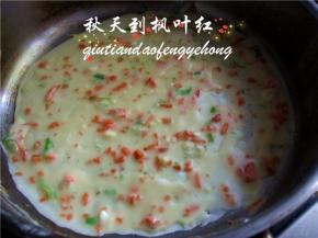 用勺子盛适量面糊倒入锅中，让锅子倾斜并转动，让蛋糊液在锅中流动平整。