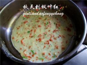 待蛋液完全凝固后翻面，煎制表面出现褐色小点点即可。