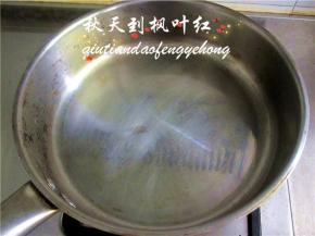 平底锅加热后刷一层油。