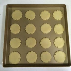 用手按压扁平，也可以借助刮刀按压。如果不是用不粘烤盘，记得垫上油纸。